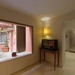 Trastevere Art And Books Luxury *