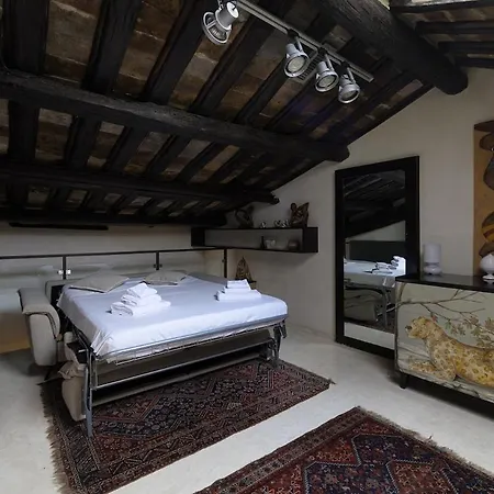 Trastevere Art And Books Luxury アパート