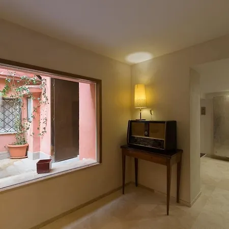 Trastevere Art And Books Luxury *