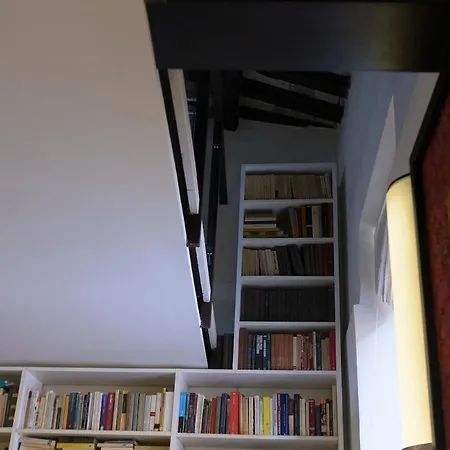 Trastevere Art And Books Luxury アパート
