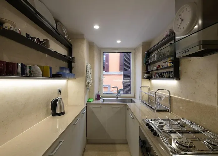 Trastevere Art And Books Luxury