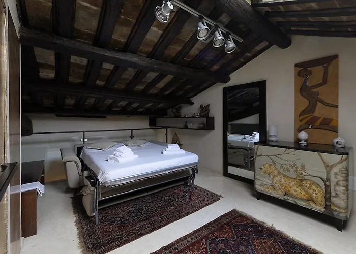 Trastevere Art And Books Luxury דירה