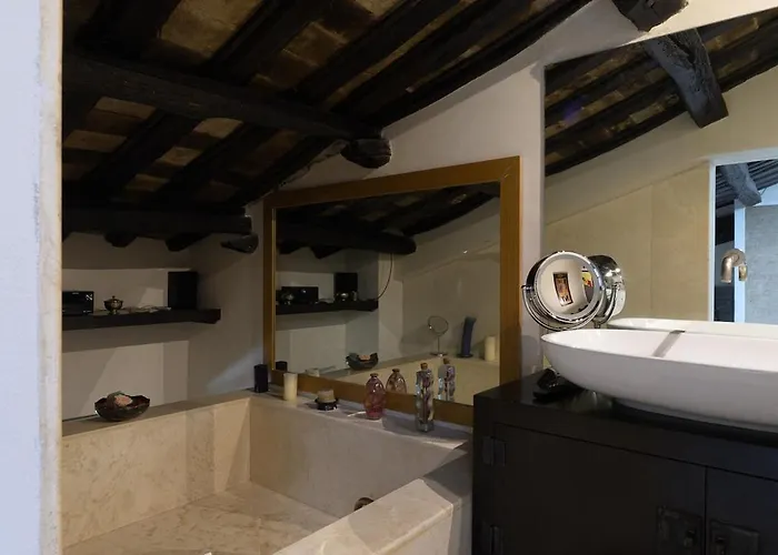 Trastevere Art And Books Luxury